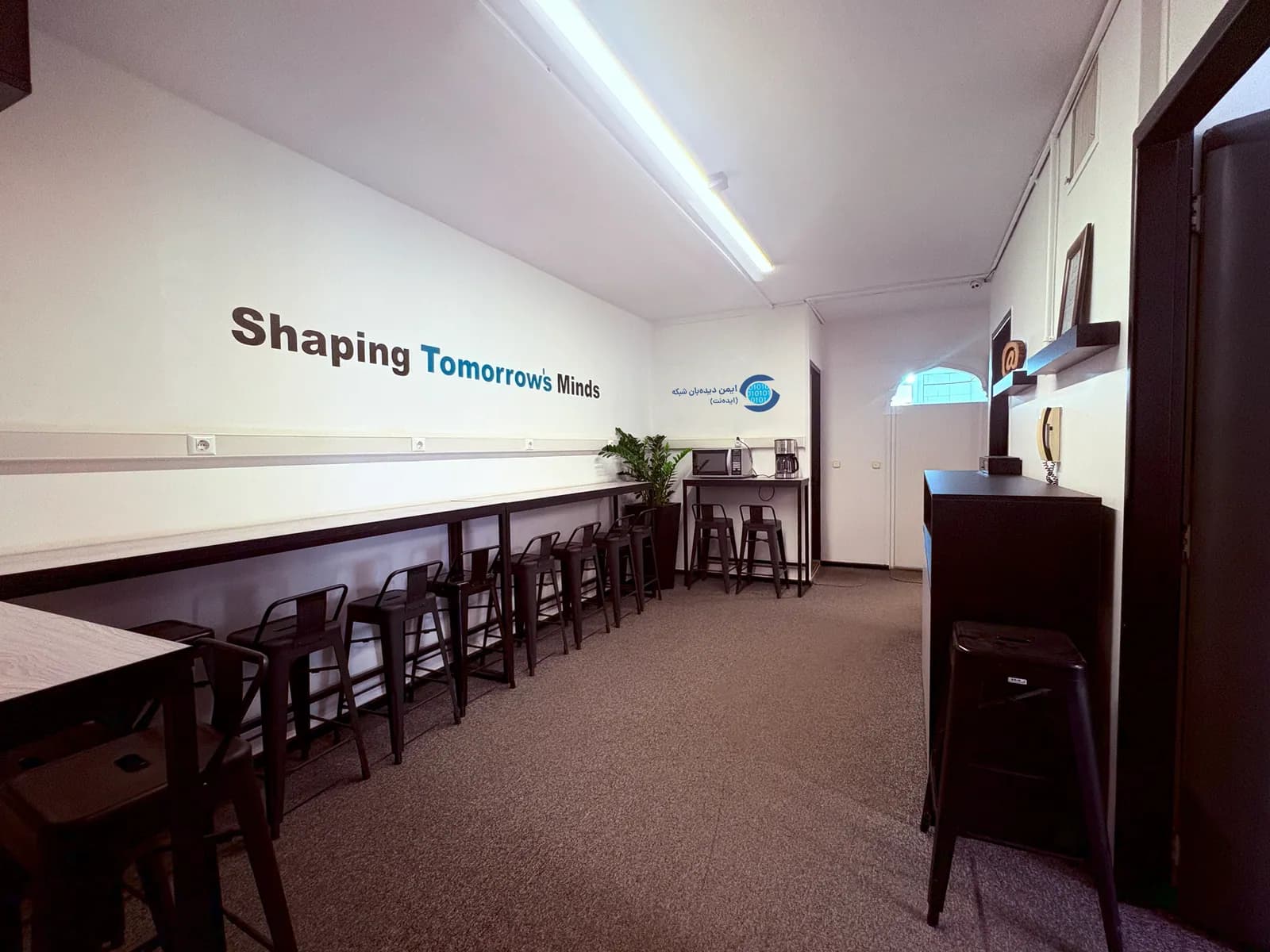 فضای مطالعه و استراحت آموزشگاه ایده‌نت با شعار Shaping Tomorrow's Minds